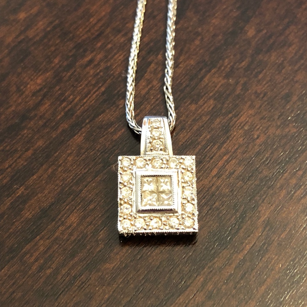 14k White Gold Diamond Pendant Necklace